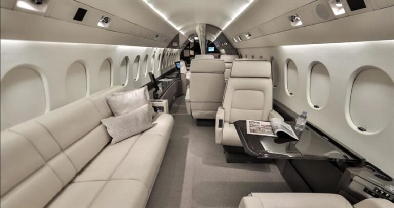 Falcon 900 B plush interior