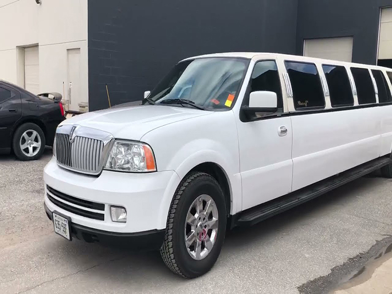 Lincoln Navigator Limo with Chauffeur